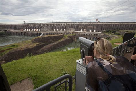 La central hidroeléctrica Itaipú una atracción turística