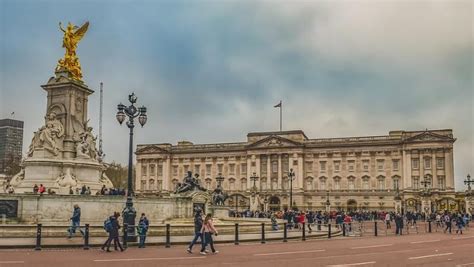 Elisabetta Ii In Vacanza E Buckingham Palace Apre Le Stanze Private