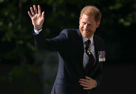 Prince Harry waves to crowd as he receives huge cheer during arrival at ...