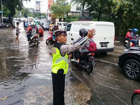 Baru Juga Diguyur Hujan Jalan Taman Kemang Kebanjiran Okezone