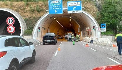 Tangenziale Auto Ribaltata Riaperta La Circolazione Dopo I Soccorsi