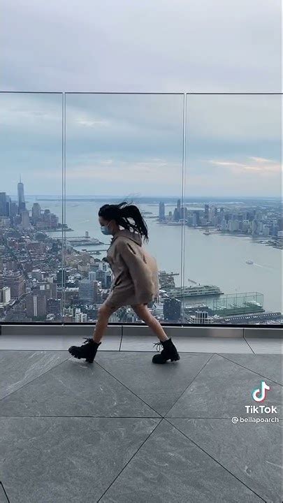 Bella Poarch alone in New York🔥 ️ Белла Поарч одна в Нью-Йорке - YouTube