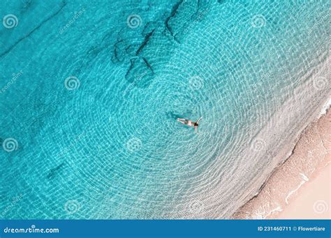 Jeune Femme En Bikini Nageant Dans L Eau De Mer Sur La Plage Vue Depuis Le Haut Vue De Drone