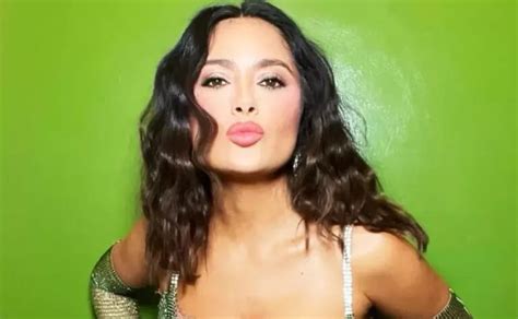 Sie ist auf keinen Fall über Salma Hayek sieht im Bikini verführerisch wie immer aus