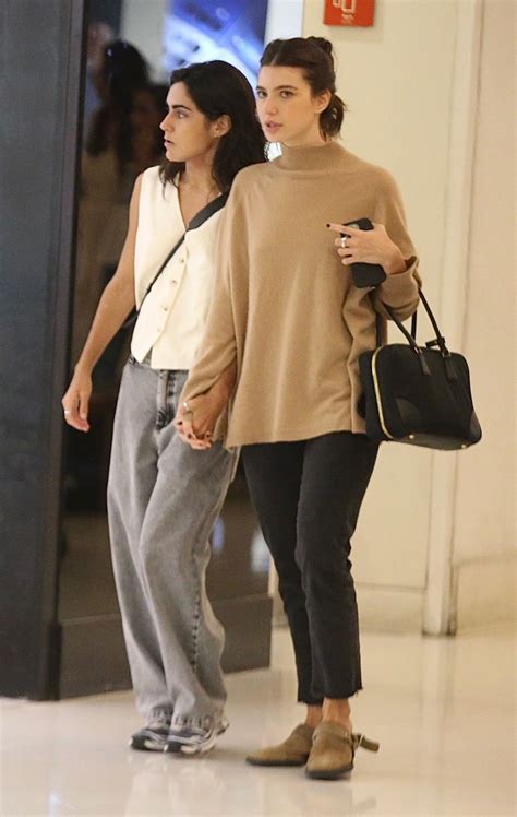 Alanis Guillen E Namorada Atual - Alanis Guillen e a namorada passeiam em shopping no Rio de Janeiro; fotos