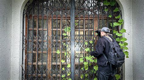 Qui Si Nasconde Qualcuno Sentiamo Rumori Dentro La Villa Abbandonata