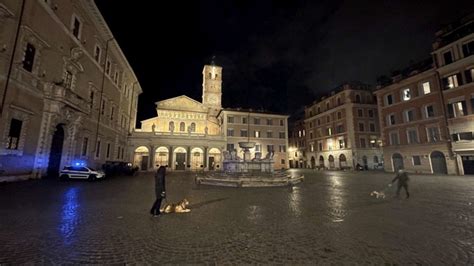 Covid Folla Nelle Zone Della Movida Chiuse Piazze A Roma Foto Tgcom