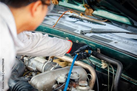 car air conditioner system in car garage, Car air conditioner check ...