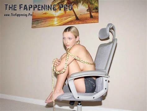 Emma Chamberlain Nude And Leaked 101 Photos The Fappening