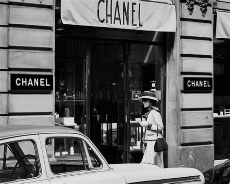 Douglas Kirkland Coco Chanel Storefront 1962 For Sale At 1stdibs