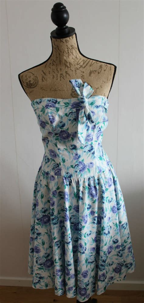 Vintage 1950s Floral Dress Women Cotton Full Skirt Floral