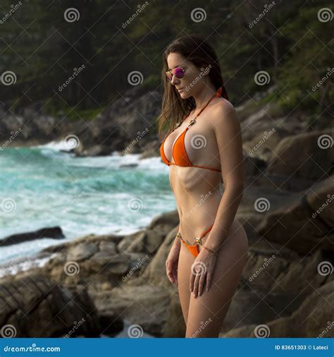 Mujer Hermosa Con El Cuerpo Del Ajuste En El Bikini Atractivo Acantilado Tropical Imagen De