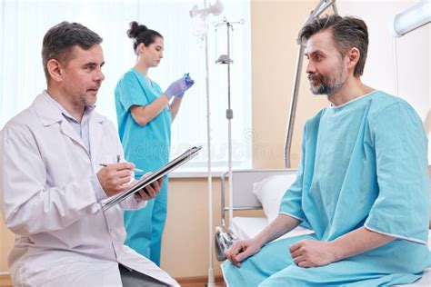 Doctor Diagnosing Patient Stock Image Image Of Examining 174515155