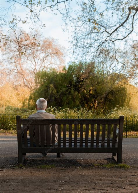 Free Photo | Full shot old man sitting on bench