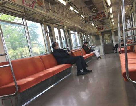 女性「電車で隣に座ってくる男キモい」sns“炎上”男女で《賛否》真っ二つ、それぞれの言い分とは ガールズちゃんねる Girls