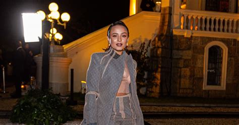 Bolsa Estruturada Em Tom De Nude Combinou O Outfit De Alfaiataria Escolhido Por Larissa