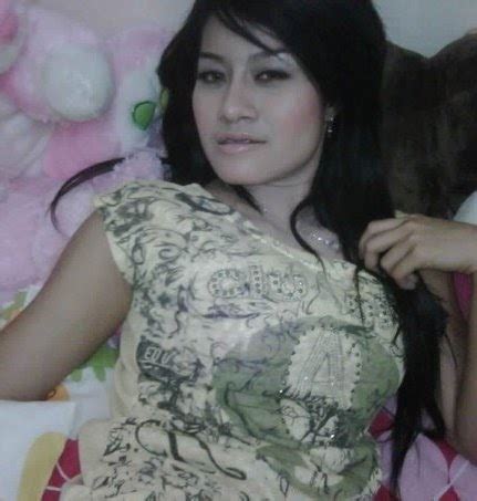 Indonesian Hot And Naughty Girls In Pose