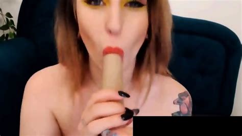 Horny Babe Plays Her Pussy For Her Fan