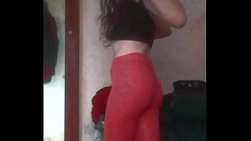 transexual flaca de pelo largo muestra en la cámara que necesita un hombre XVIDEOS