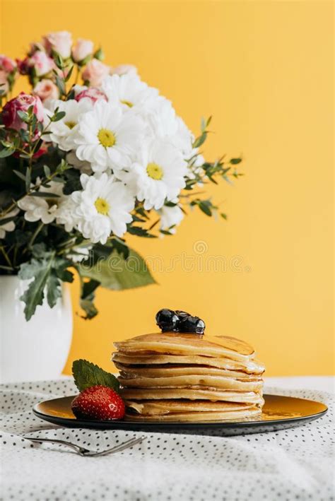 Panquecas Empilhadas Deliciosas Bagas E Xarope Na Tabela Flores