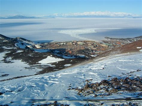 The largest "city" in Antarctica : pics