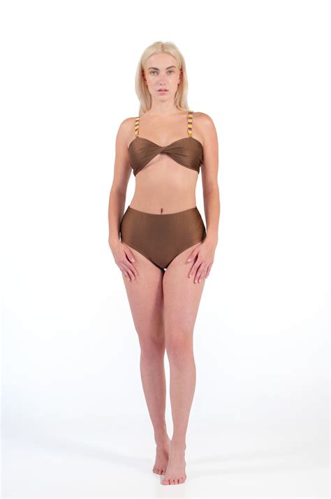 8 Hot Sexy Iona Brown Bikini Pics