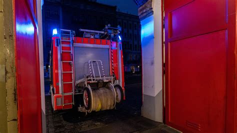 Material hatte sich entzündet Berliner Feuerwehr löscht Brand in