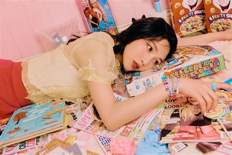 Red Velvet The 6th Mini Album Queendom Homecoming JOY Red