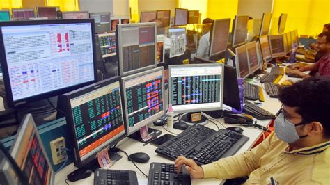 Sensex Slumps 774 Points To Settle At 60 205 Nifty Ends In Red At