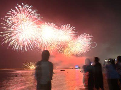 PESTA KEMBANG API TAHUN BARU DI PANTAI ANCOL JAKARTA ANTARA Foto