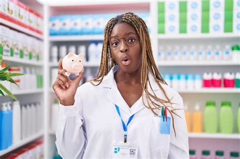 Mujer Afroamericana Con El Pelo Trenzado Que Trabaja En La Farmacia