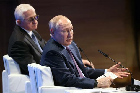 Icc Issues Arrest Warrant For Putin Over War Crime Allegations Efe