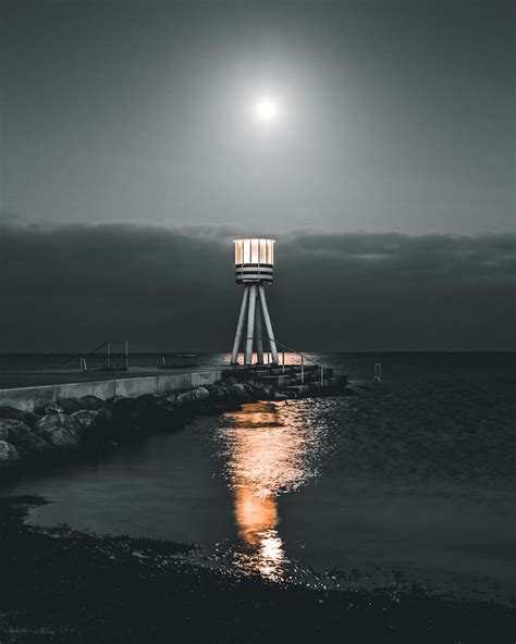 Moon Reflection On Water Pictures | Download Free Images on Unsplash