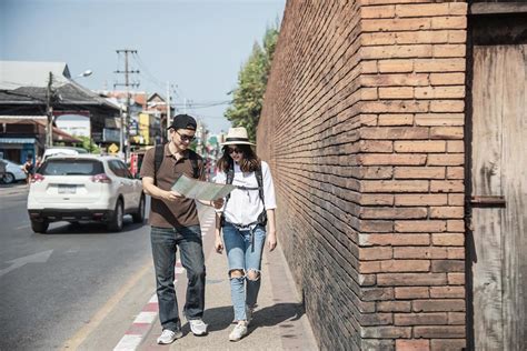 turista de casal de mochila asiática segurando o mapa da cidade