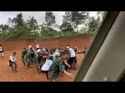 Evakuasi Desa Terisolir Korban Banjir Bandang Longsor Di Kec Cigobang