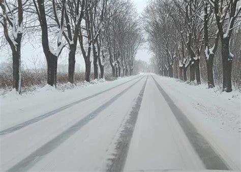 Trudne warunki na drogach w Tarnowie i regionie Ogrom śniegu i istna