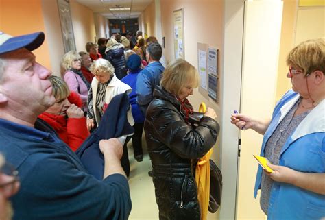 Foto Hodniki Pred Ambulantami Za Cepljenje Pokajo Po Ivih