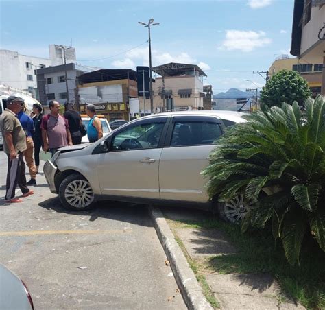 Condutor De Caminhonete Perde O Controle E Atinge Cinco Carros E Seis