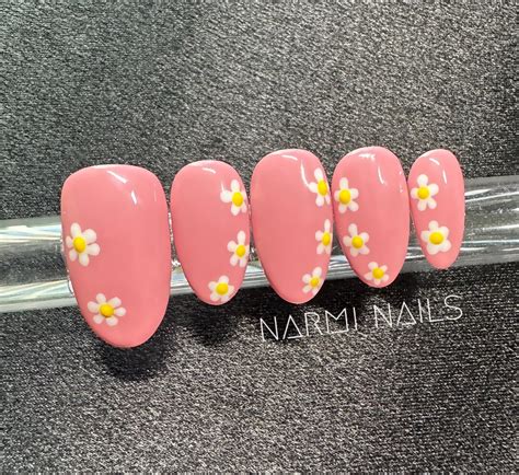 Classy Nude White Flowers Daisies Short Oval Presson Nails Classic Elegant Everyday Any Event