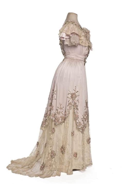 Ballgown by House of Clergeat 1898 1900 Paris Les Arts Décoratifs