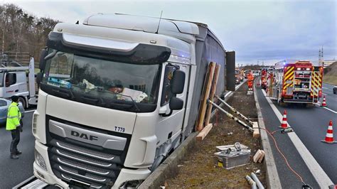 Lkw Unfall sorgt für großes Trümmerfeld der Stand am Abend