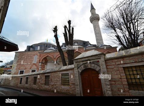 La Mezquita Y El Complejo Haseki Sultan Situado En Estambul Turqu A