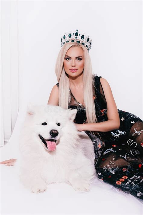 Portrait De Belle Femme Blonde Dans La Couronne Avec Image Stock Image Du Dame Crabot