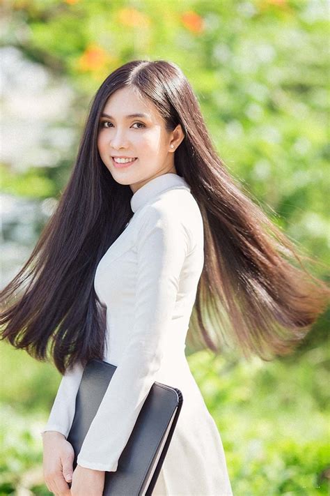 Hot girl bản sao Ngọc Trinh khoe vẻ đẹp tinh khôi áo dài trắng Báo Dân trí