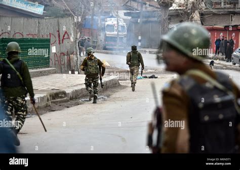 Srinagar Kashmir Th Mar Kashmir N Paramilitary Troopers