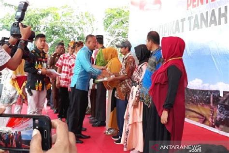 Diserahkan 1 000 Sertifikat Program PTSL Kepada Warga Di Baubau