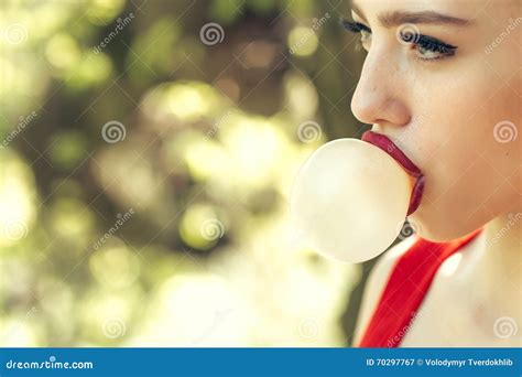 Femme Avec La Bulle De Chewing Gum Image Stock Image Du Ressort