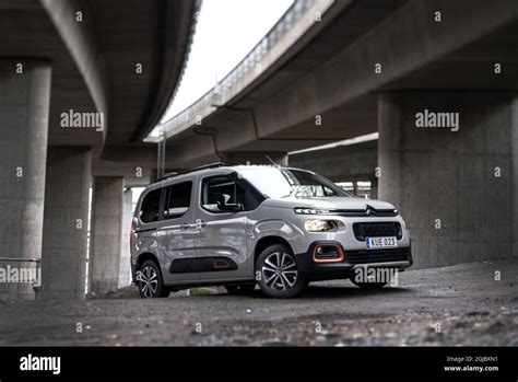 Voiture Citroen Berlingo Banque De Photographies Et Dimages Haute