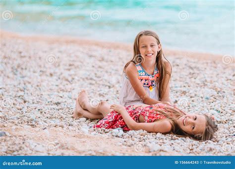 Deux Petites Filles Heureuses Samusent Sur La Plage Tropicale En