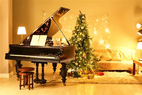 Tis the Season: Learn These 6 Easy Piano Christmas Carols